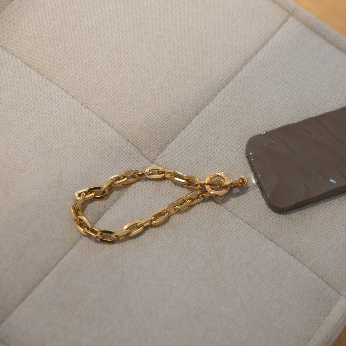 Chain strap, a utility wrist strap or a rope wrist strap the perfect solution to keep your phone safe while keeping your hands free. Discover collection including 2-in-1 utility cross-body strap, the stylish rope cross-body strap.