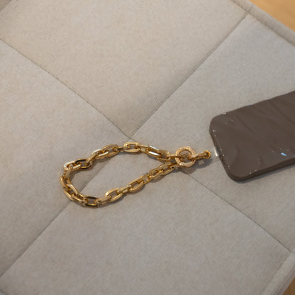 Chain strap, a utility wrist strap or a rope wrist strap the perfect solution to keep your phone safe while keeping your hands free. Discover collection including 2-in-1 utility cross-body strap, the stylish rope cross-body strap.
